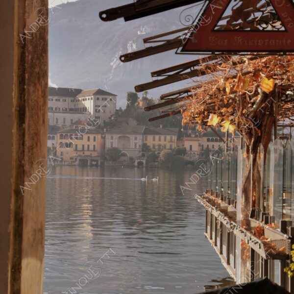 lago d'orta orta san giulio lake isola island inverno winter nebbia foschia fog foggy mist haze pontile molo pier wharf riflessi reflections