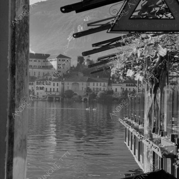 lago d'orta orta san giulio lake isola island inverno winter nebbia foschia fog foggy mist haze pontile molo pier wharf riflessi reflections bianco e nero black and white