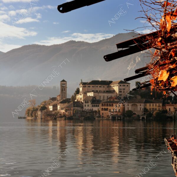 lago d'orta orta san giulio lake isola island inverno winter nebbia foschia fog foggy mist haze pontile molo pier wharf riflessi reflections