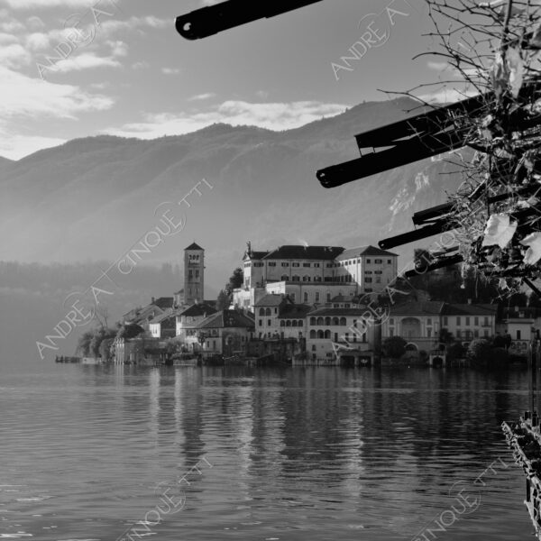 lago d'orta orta san giulio lake isola island inverno winter nebbia foschia fog foggy mist haze pontile molo pier wharf riflessi reflections