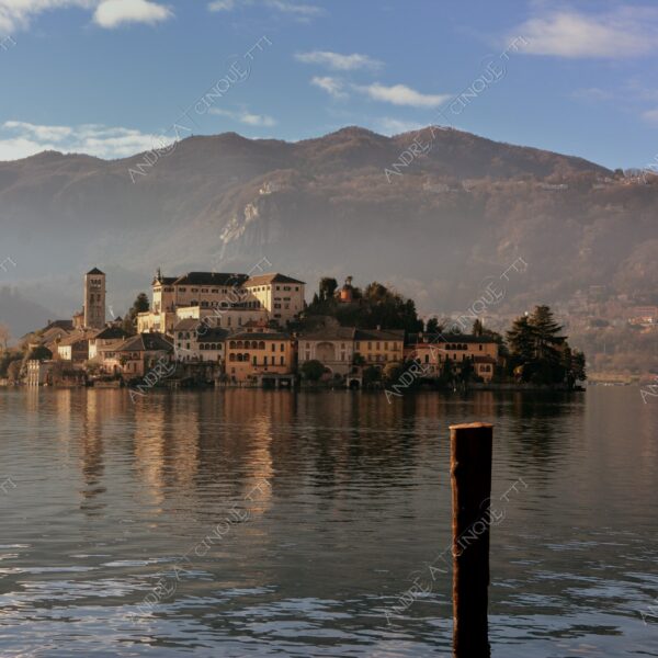 lago d'orta orta san giulio lake isola island inverno winter nebbia foschia fog foggy mist haze pontile molo pier wharf riflessi reflections