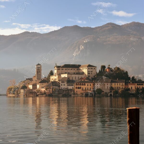 lago d'orta orta san giulio lake isola island inverno winter nebbia foschia fog foggy mist haze pontile molo pier wharf riflessi reflections