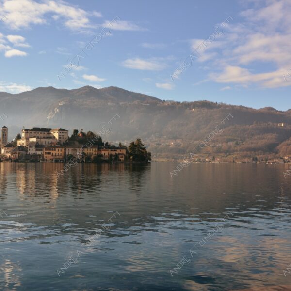 lago d'orta orta san giulio lake isola island inverno winter nebbia foschia fog foggy mist haze pontile molo pier wharf riflessi reflections