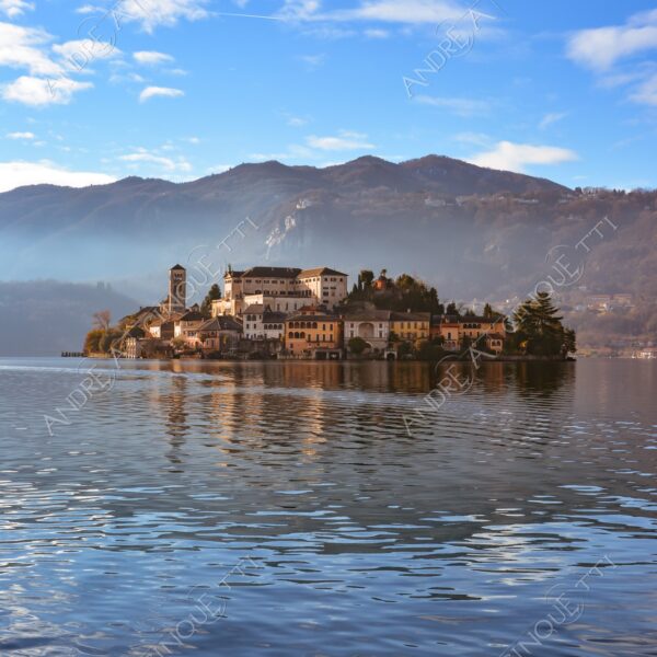 lago d'orta orta san giulio lake isola island inverno winter nebbia foschia fog foggy mist haze pontile molo pier wharf riflessi reflections