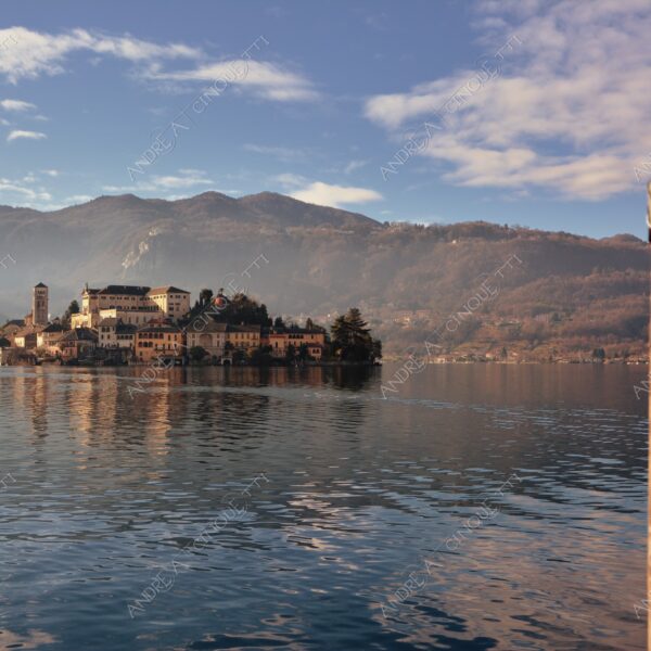 lago d'orta orta san giulio lake isola island inverno winter nebbia foschia fog foggy mist haze pontile molo pier wharf riflessi reflections