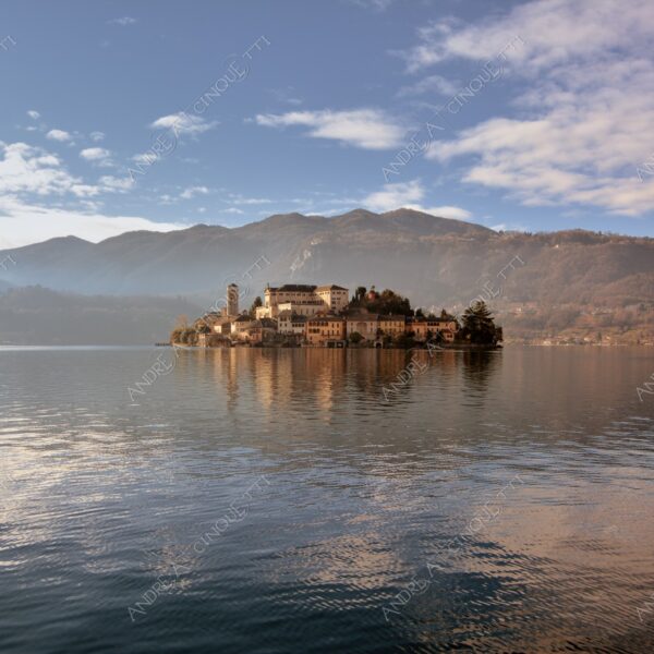lago d'orta orta san giulio lake isola island inverno winter nebbia foschia fog foggy mist haze pontile molo pier wharf riflessi reflections