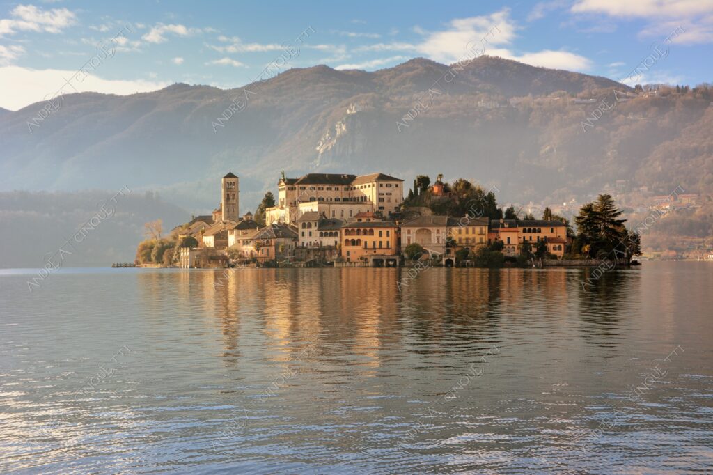 lago d'orta orta san giulio lake isola island inverno winter nebbia foschia fog foggy mist haze pontile molo pier wharf riflessi reflections
