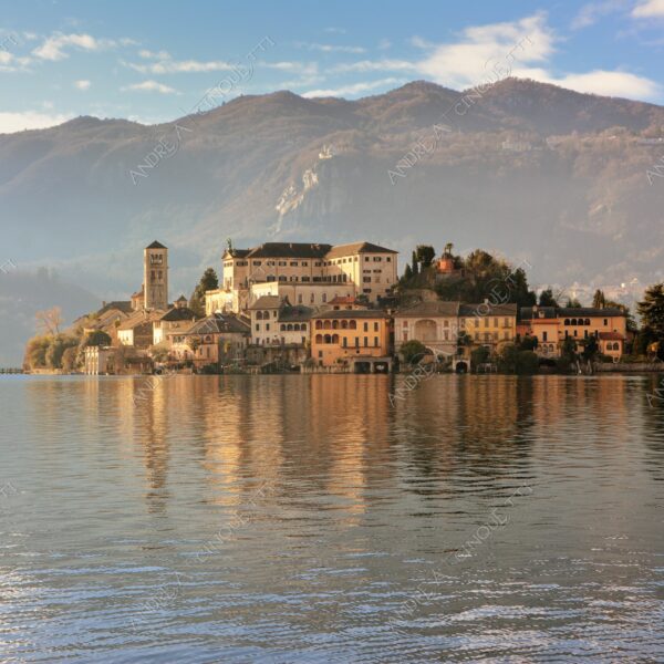 lago d'orta orta san giulio lake isola island inverno winter nebbia foschia fog foggy mist haze pontile molo pier wharf riflessi reflections