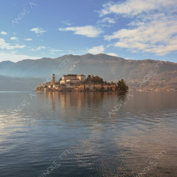 lago d'orta orta san giulio lake isola island inverno winter nebbia foschia fog foggy mist haze pontile molo pier wharf riflessi reflections