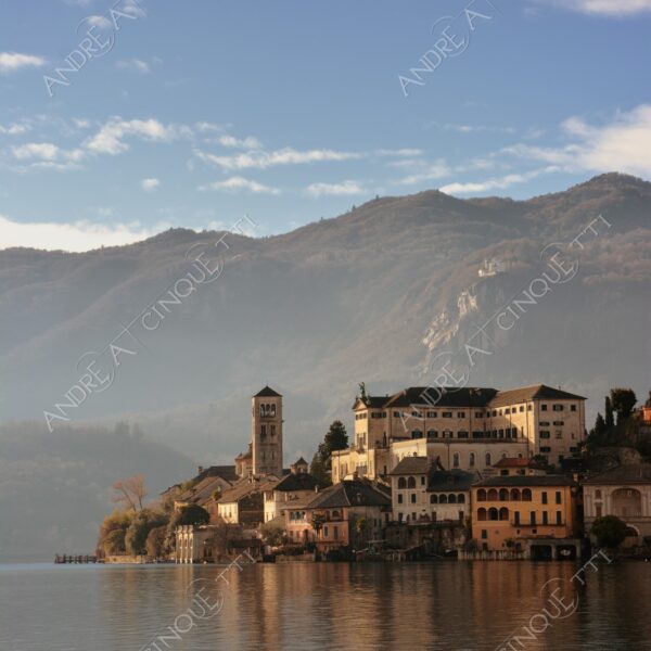 lago d'orta orta san giulio lake isola island inverno winter nebbia foschia fog foggy mist haze pontile molo pier wharf riflessi reflections