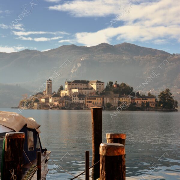 lago d'orta orta san giulio lake isola island inverno winter nebbia foschia fog foggy mist haze pontile molo pier wharf riflessi reflections