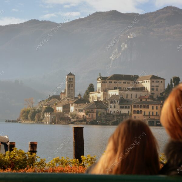 lago d'orta orta san giulio lake isola island inverno winter nebbia foschia fog foggy mist haze pontile molo pier wharf riflessi reflections condivisione sharing momento moment mamma figlia mother daugther
