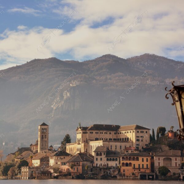 lago d'orta orta san giulio lake isola island inverno winter nebbia foschia fog foggy mist haze pontile molo pier wharf riflessi reflections