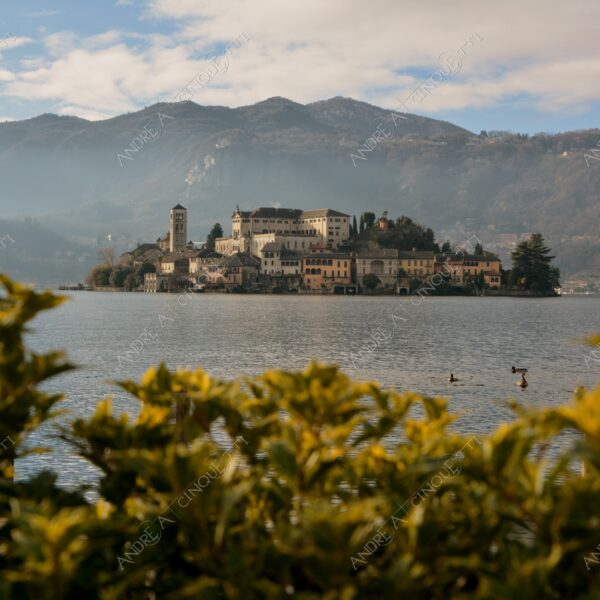 lago d'orta orta san giulio lake isola island inverno winter nebbia foschia fog foggy mist haze pontile molo pier wharf riflessi reflections