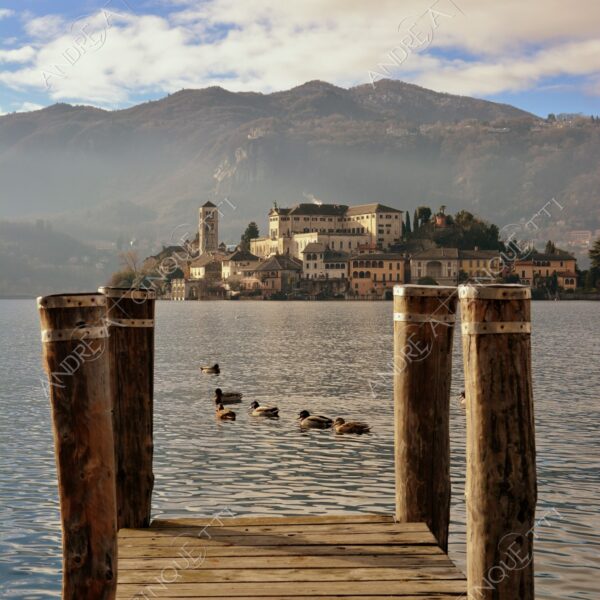 lago d'orta orta san giulio lake isola island inverno winter nebbia foschia fog foggy mist haze pontile molo pier wharf riflessi reflections