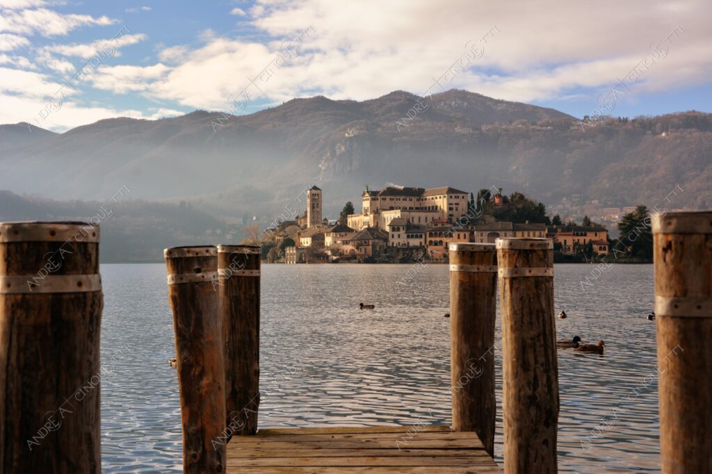lago d'orta orta san giulio lake isola island inverno winter nebbia foschia fog foggy mist haze pontile molo pier wharf riflessi reflections