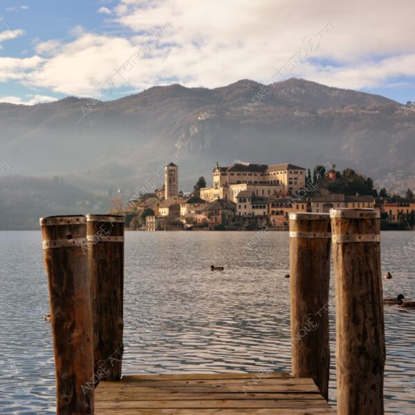 lago d'orta orta san giulio lake isola island inverno winter nebbia foschia fog foggy mist haze pontile molo pier wharf riflessi reflections