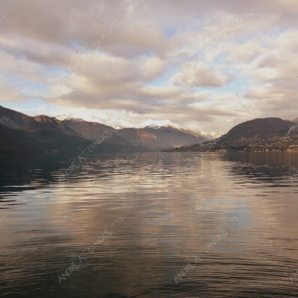 lago d'orta orta san giulio lake isola islanda inverno winter nebbia foschia fog foggy mist haze pontile molo pier wharf riflessi reflections