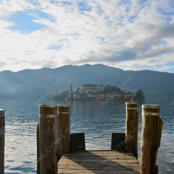 lago d'orta orta san giulio lake isola islanda inverno winter nebbia foschia fog foggy mist haze pontile molo pier wharf riflessi reflections