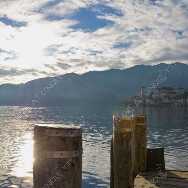lago d'orta orta san giulio lake isola islanda inverno winter nebbia foschia fog foggy mist haze pontile molo pier wharf riflessi reflections