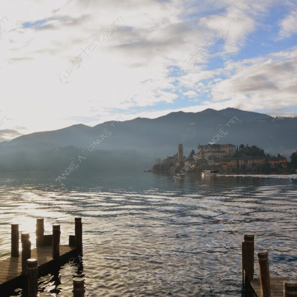 lago d'orta orta san giulio lake isola islanda inverno winter nebbia foschia fog foggy mist haze pontile molo pier wharf riflessi reflections