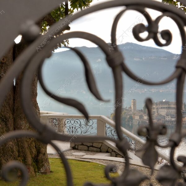 lago d'orta orta san giulio lake isola islanda inverno winter nebbia foschia fog foggy mist haze pontile molo pier wharf riflessi reflections prospettiva perspective