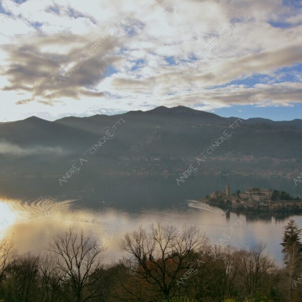 lago d'orta orta san giulio lake isola islanda inverno winter nebbia foschia fog foggy mist haze pontile molo pier wharf riflessi reflections