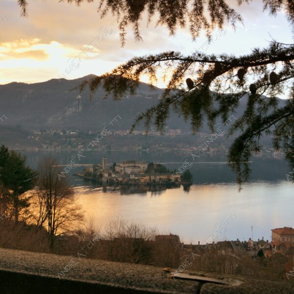 lago d'orta orta san giulio lake isola islanda inverno winter nebbia foschia fog foggy mist haze pontile molo pier wharf riflessi reflections