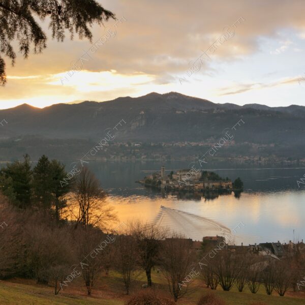 lago d'orta orta san giulio lake isola islanda inverno winter nebbia foschia fog foggy mist haze pontile molo pier wharf riflessi reflections