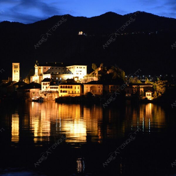 lago d'orta orta san giulio lake isola islanda inverno winter nebbia foschia fog foggy mist haze pontile molo pier wharf riflessi reflections