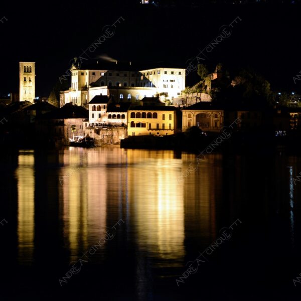 lago d'orta orta san giulio lake isola islanda inverno winter nebbia foschia fog foggy mist haze pontile molo pier wharf riflessi reflections