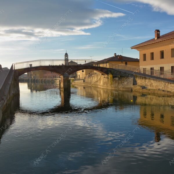 gaggiano navigli canale channel canal riflessi reflections mirror specchio campanile bell tower belfry steeple ponte bridge sole sun
