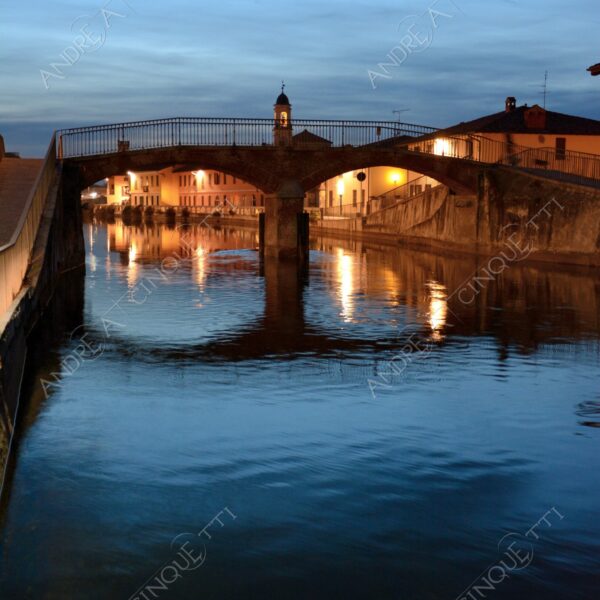 gaggiano navigli canale channel canal riflessi reflections mirror specchio campanile bell tower belfry steeple blue hour ponte bridge