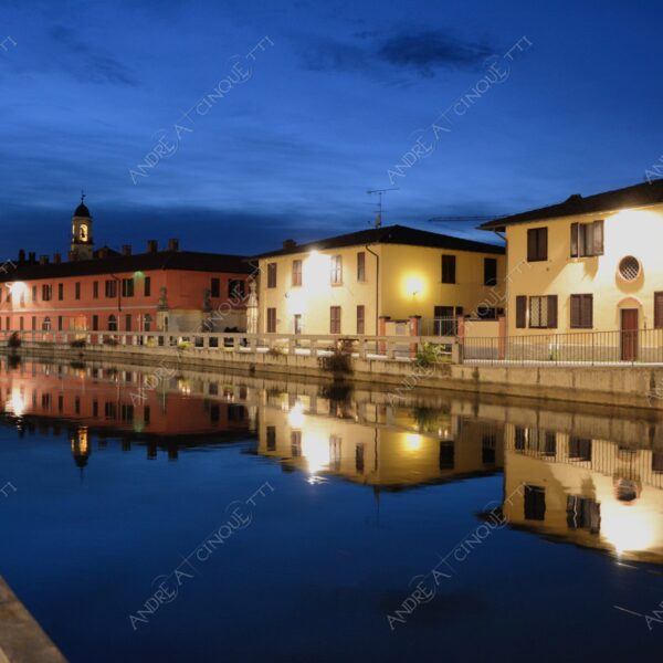 gaggiano navigli canale channel canal riflessi reflections mirror specchio campanile bell tower belfry steeple blue hour