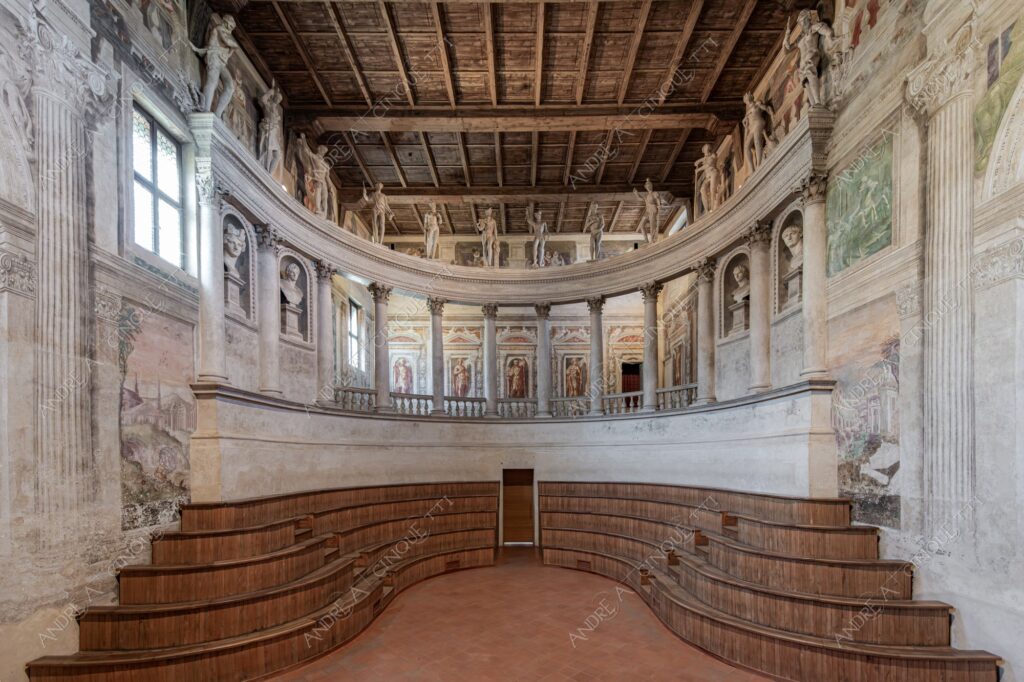 sabbioneta mantova mantua unesco lombardia italia italy antico ancient borgo village borough medievale medieval teatro olimpico teatro all'antico theatre interni interior statue colonne colums pillars prospettiva perspective balcone balcony travi di legno wooden beams