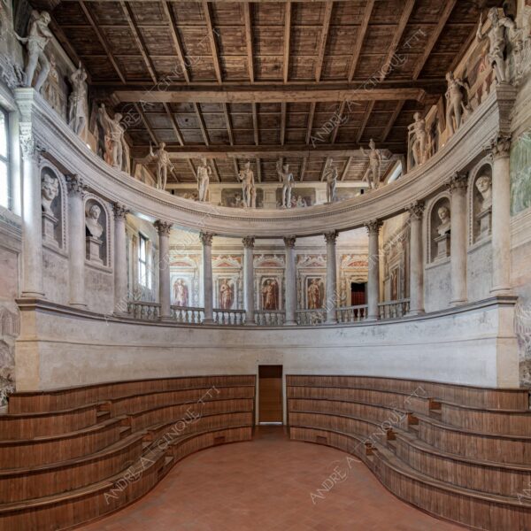 sabbioneta mantova mantua unesco lombardia italia italy antico ancient borgo village borough medievale medieval teatro olimpico teatro all'antico theatre interni interior statue colonne colums pillars prospettiva perspective balcone balcony travi di legno wooden beams