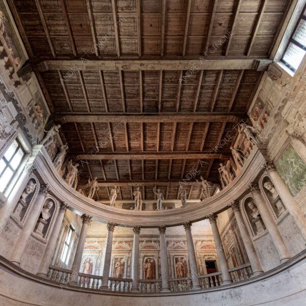 sabbioneta mantova mantua unesco lombardia italia italy antico ancient borgo village borough medievale medieval teatro olimpico teatro all'antico theatre interni interior statue colonne colums pillars prospettiva perspective balcone balcony travi di legno wooden beams