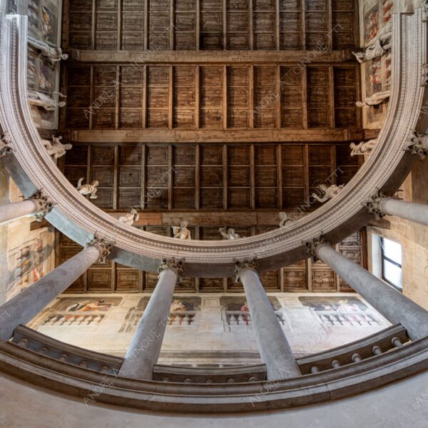 sabbioneta mantova mantua unesco lombardia italia italy antico ancient borgo village borough medievale medieval teatro olimpico teatro all'antico theatre interni interior statue colonne colums pillars prospettiva perspective balcone balcony travi di legno wooden beams