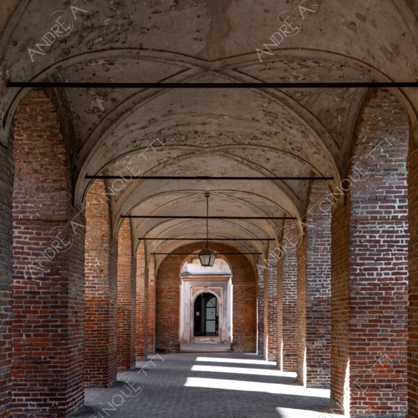 sabbioneta mantova mantua unesco lombardia italia italy antico ancient borgo village borough medievale medieval corridoio d'orfeo prospettiva perspective corridor hallway archi arcs volte vaults ombre shadows