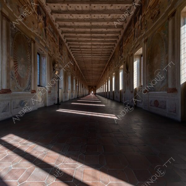 sabbioneta mantova mantua unesco lombardia italia italy antico ancient borgo village borough medievale medieval corridoio d'orfeo prospettiva perspective corridor hallway archi arcs volte vaults ombre shadows finestre windows porta door profondo profondità deep depth