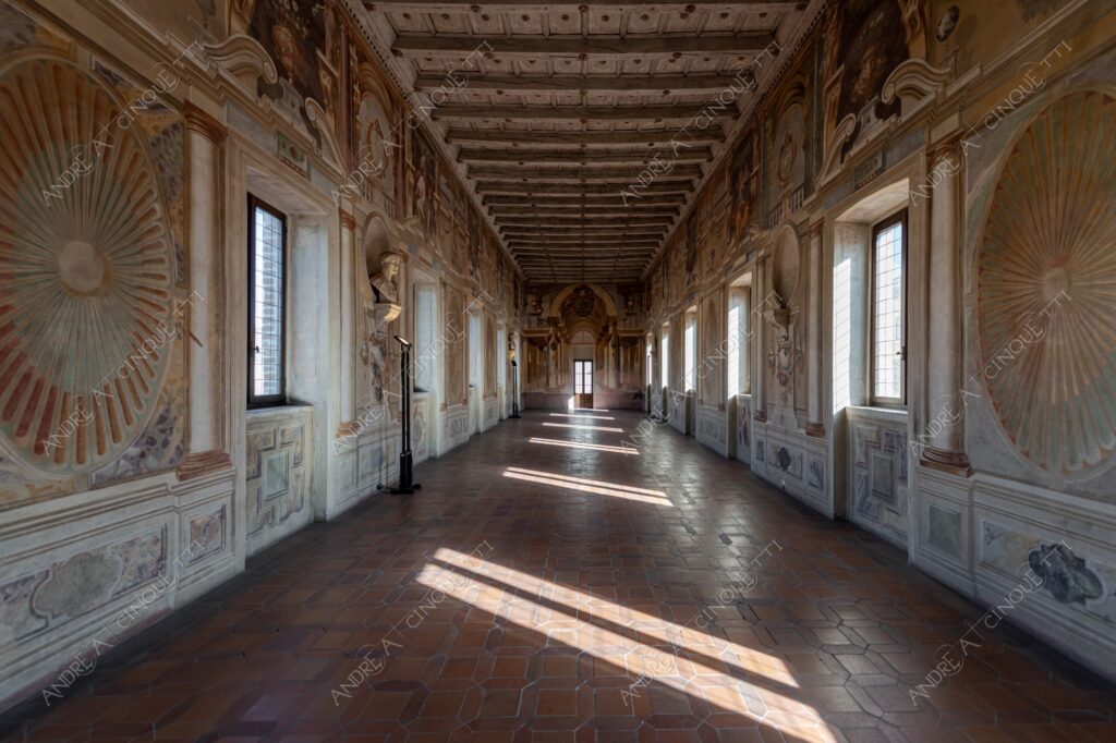 sabbioneta mantova mantua unesco lombardia italia italy antico ancient borgo village borough medievale medieval corridoio d'orfeo prospettiva perspective corridor hallway archi arcs volte vaults ombre shadows finestre windows porta door profondo profondità deep depth