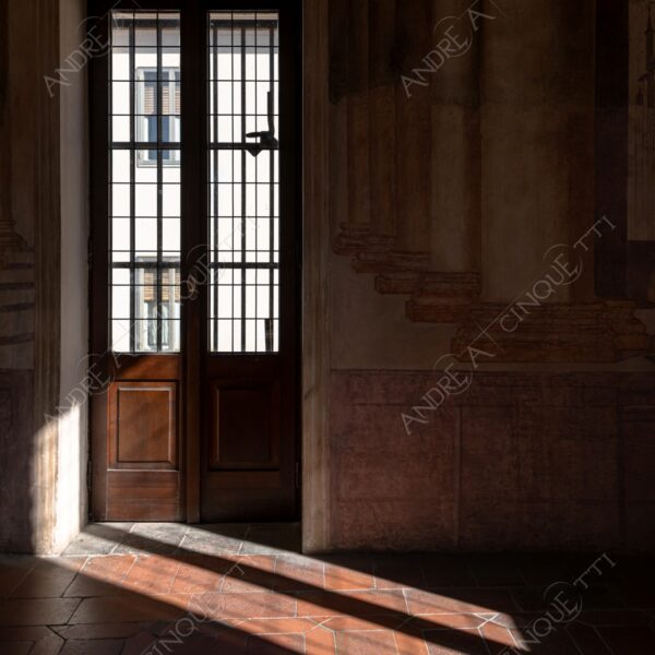 sabbioneta mantova mantua unesco lombardia italia italy antico ancient borgo village borough medievale medieval corridoio d'orfeo prospettiva perspective corridor hallway archi arcs volte vaults ombre shadows finestre windows porta door profondo profondità deep depth