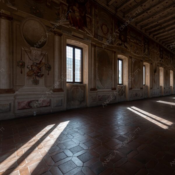 sabbioneta mantova mantua unesco lombardia italia italy antico ancient borgo village borough medievale medieval corridoio d'orfeo prospettiva perspective corridor hallway archi arcs volte vaults ombre shadows finestre windows porta door profondo profondità deep depth