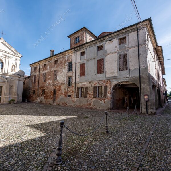 sabbioneta mantova mantua unesco lombardia italia italy antico ancient borgo village borough medievale medieval palazzo palace piazza square prospettiva perspective colonne columns pillars archi arcs ciottoli pebbles chiesa di san rocco sinagoga church synagogue