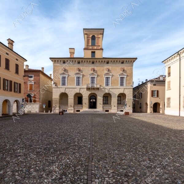 sabbioneta mantova mantua unesco lombardia italia italy antico ancient borgo village borough medievale medieval palazzo palace piazza square prospettiva perspective colonne columns pillars archi arcs ciottoli pebbles piazza ducale palazzo ducale