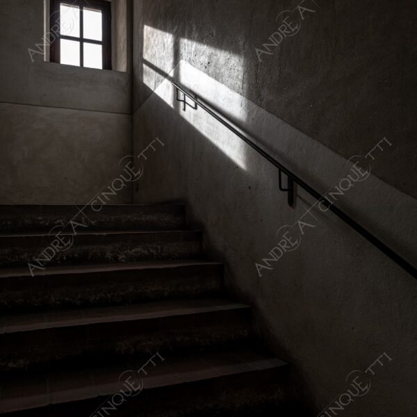 sabbioneta mantova mantua unesco lombardia italia italy antico ancient borgo village borough medievale medieval interni interiors scala stair finestra window ombra shadow