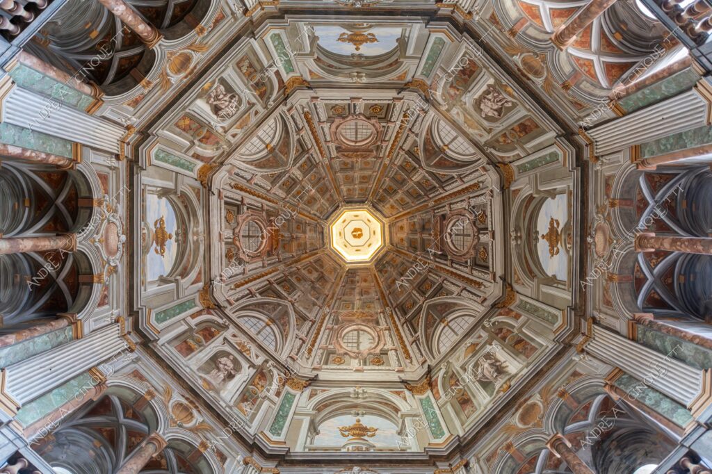 sabbioneta mantova mantua unesco lombardia italia italy antico ancient borgo village borough medievale medieval chiesa della beata vergine incoronata mausoleo di vespasiano church volta vault affresco fresco ottagonale octagonal prospettiva perspective interni interior architettura architecture