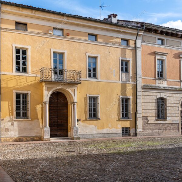sabbioneta mantova mantua unesco lombardia italia italy antico ancient borgo village borough medievale medieval palazzo palace piazza square prospettiva perspective colonne columns pillars archi arcs ciottoli pebbles