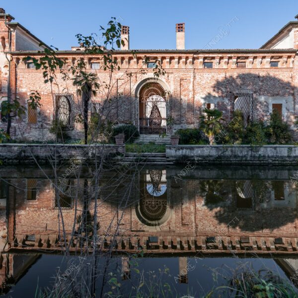 padernello brescia lombardia italia italy castello castle fortezza fortress borgo borough village antico ancient medievale medieval mattoni bricks fossato moat riflessi reflections specchio mirror mura di cinta boundary walls torre tower