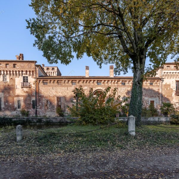 padernello brescia lombardia italia italy castello castle fortezza fortress borgo borough village antico ancient medievale medieval mattoni bricks fossato moat riflessi reflections specchio mirror mura di cinta boundary walls torre tower
